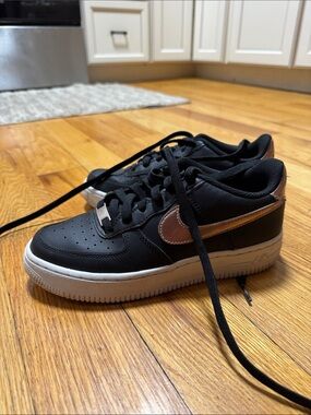 Nike Kids Black Sneakers with Rose Gold Accent - Classic Low-Top